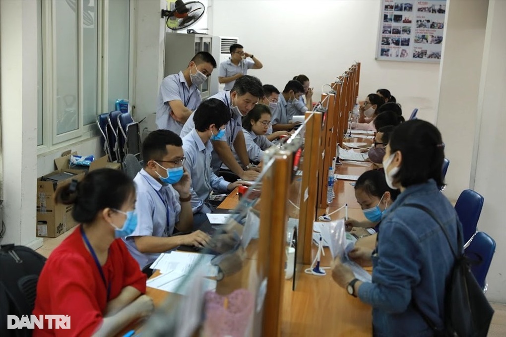Lao động nộp hồ sơ hưởng trợ cấp thất nghiệp tăng kịch trần - 1 Lao động nộp hồ sơ hưởng trợ cấp thất nghiệp tăng kịch trần - 1