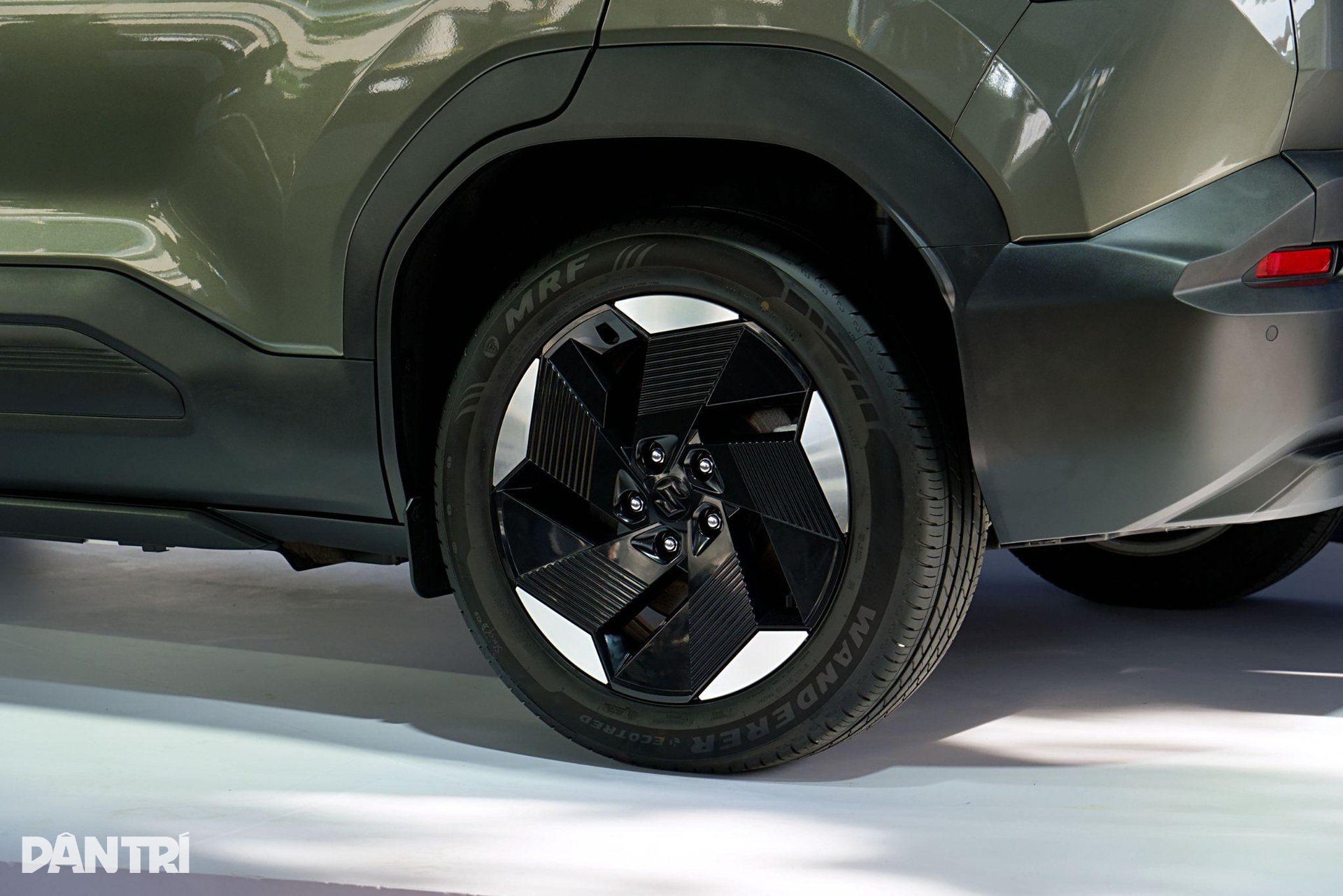 Xe điện Suzuki e Vitara vừa về Việt Nam có gì để cạnh tranh nhóm B-SUV? - 5 Xe điện Suzuki e Vitara vừa về Việt Nam có gì để cạnh tranh nhóm B-SUV? - 5
