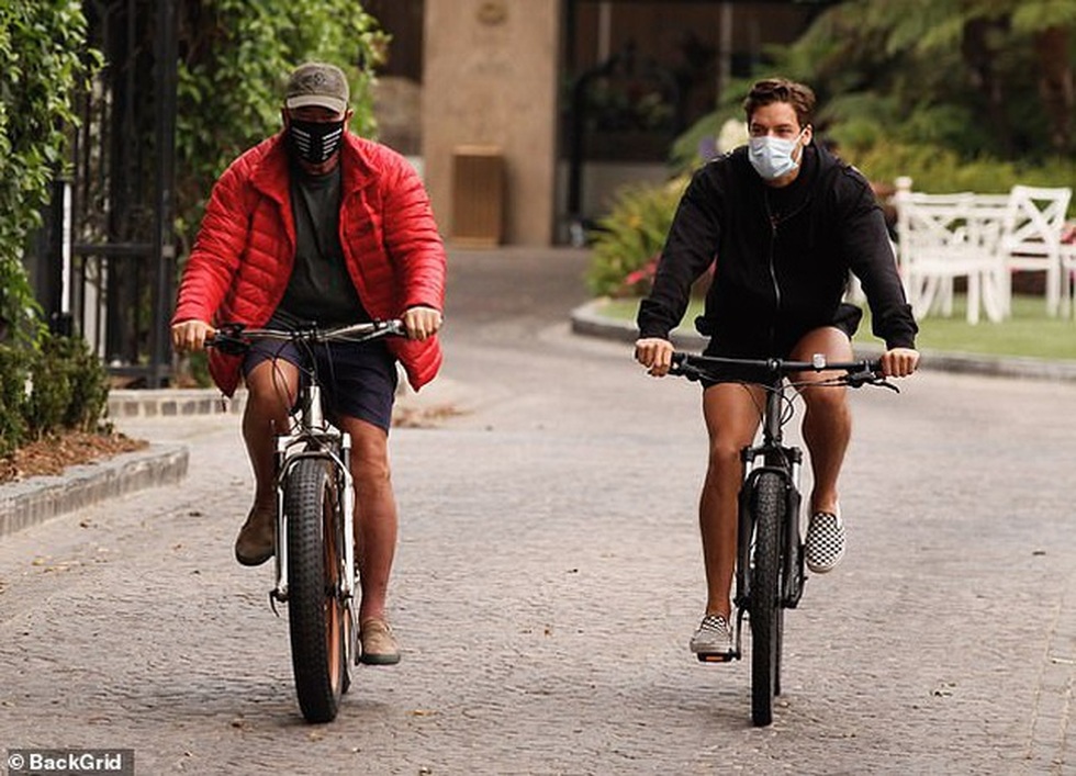 Các tài tử nổi tiếng đối xử với con riêng như thế nào? - 4