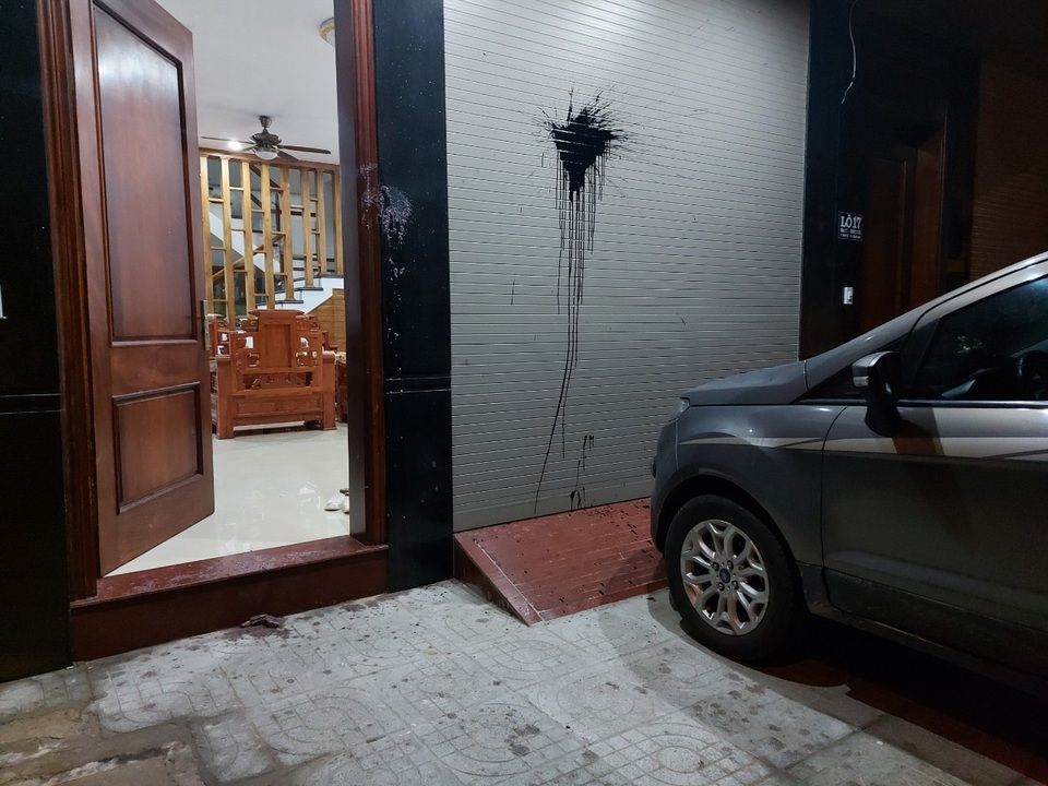 Phóng viên Báo Dân trí bị kẻ xấu ném chất bẩn vào nhà - 3 Phóng viên Báo Dân trí bị kẻ xấu ném chất bẩn vào nhà - 3