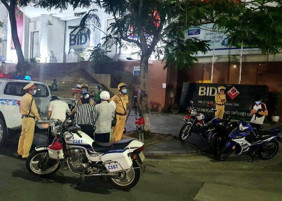 Xử phạt nhiều lái xe uống rượu bia ngay sau ngày dừng cách ly xã hội - 2 Xử phạt nhiều lái xe uống rượu bia ngay sau ngày dừng cách ly xã hội - 2