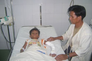 Bé trai suýt chết vì bị rắn hổ mèo cắn