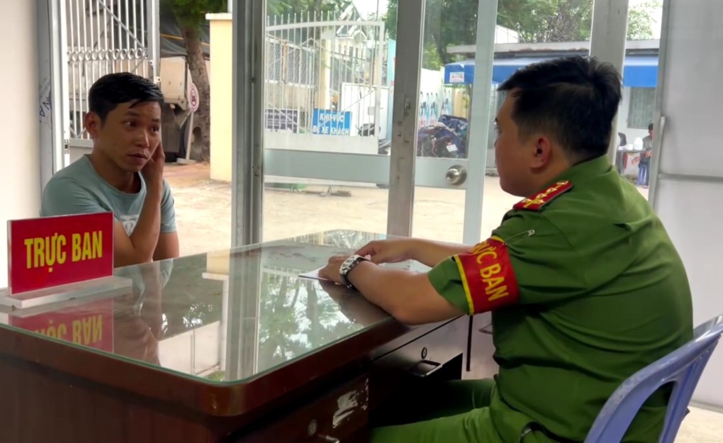 Bắt thanh niên giật điện thoại vào tối giao thừa ở TPHCM - 1 Bắt thanh niên giật điện thoại vào tối giao thừa ở TPHCM - 1