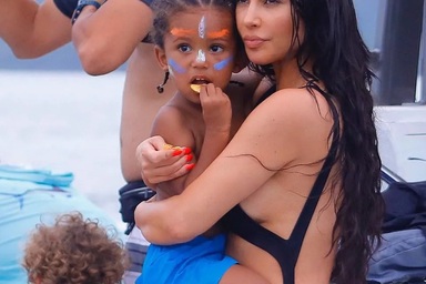 Kim Kardashian gợi cảm trên biển