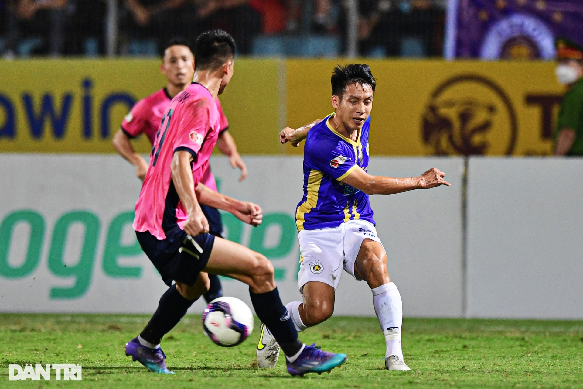 CLB Hà Nội ăn mừng đầy cảm xúc khi giành cúp vô địch V-League 2022 - 3 CLB Hà Nội ăn mừng đầy cảm xúc khi giành cúp vô địch V-League 2022 - 3