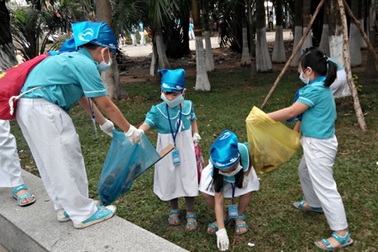 Học trò ra quân thu gom rác để học sống xanh