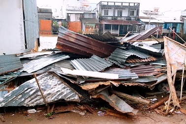 Lốc xoáy làm sập nhà khiến một phụ nữ đang xem ti vi tử vong