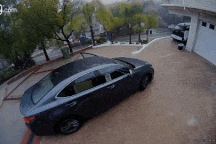 Quên phanh tay, người phụ nữ hớt hải chạy theo xe Lexus lao dốc