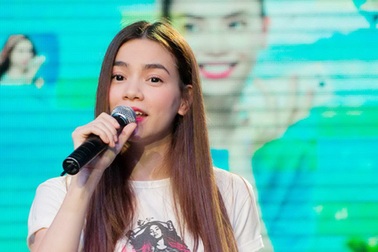 Hồ Ngọc Hà “quậy phá” trong ngày họp fan