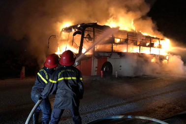 Xe khách bốc cháy ngùn ngụt, nhiều người tháo chạy