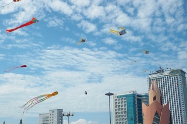 Nha Trang: Du khách thích thú ngắm diều nghệ thuật dưới nắng xuân