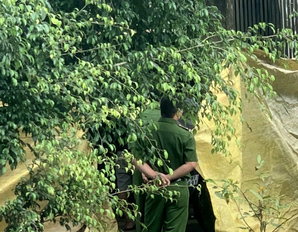 Cha dượng bắn chết con riêng của vợ rồi tự sát - 1 Cha dượng bắn chết con riêng của vợ rồi tự sát - 1