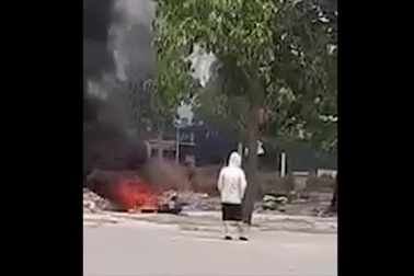 Cô gái trẻ châm lửa đốt xe SH trong công viên