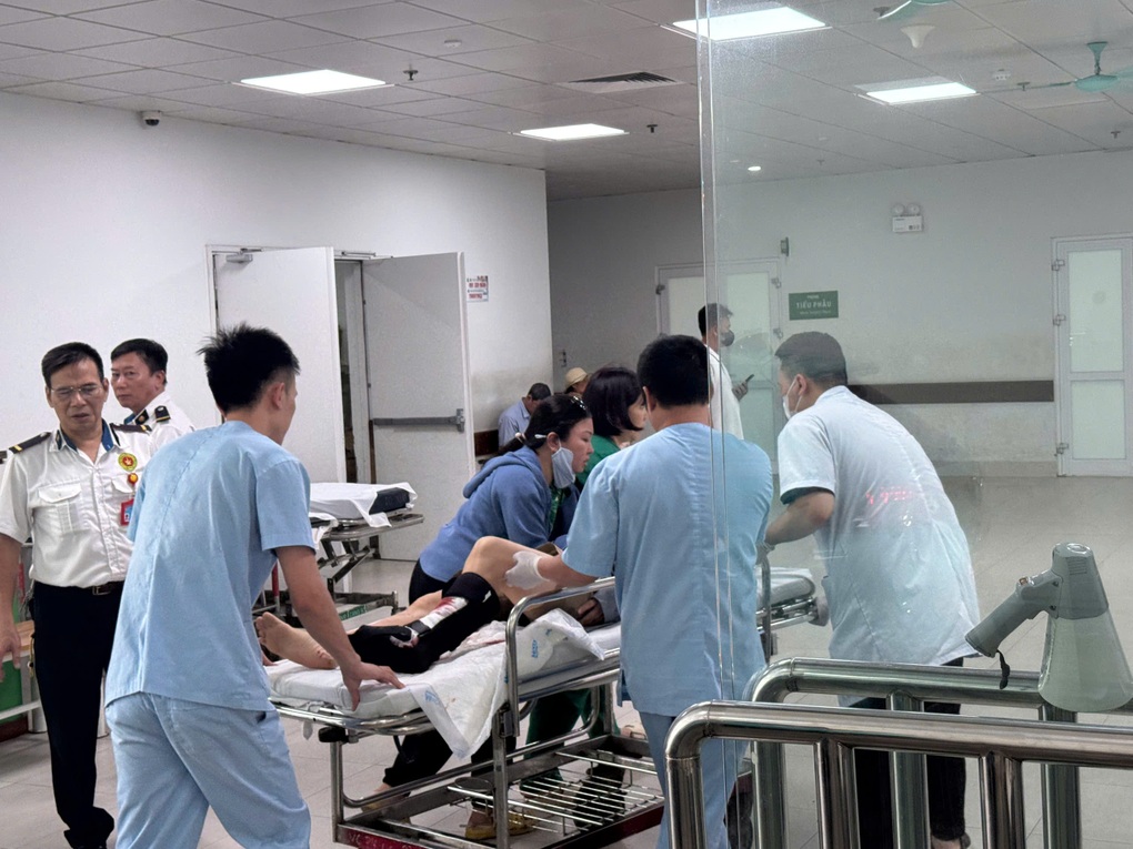 CSGT dùng mô tô chuyên dụng mở đường cho xe taxi đưa nữ nạn nhân đi cấp cứu - 1 CSGT dùng mô tô chuyên dụng mở đường cho xe taxi đưa nữ nạn nhân đi cấp cứu - 1