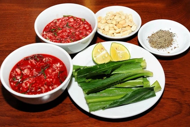 Báo Mỹ khuyên khách Tây nên "mạnh dạn" nếm thử tiết canh, chả rươi