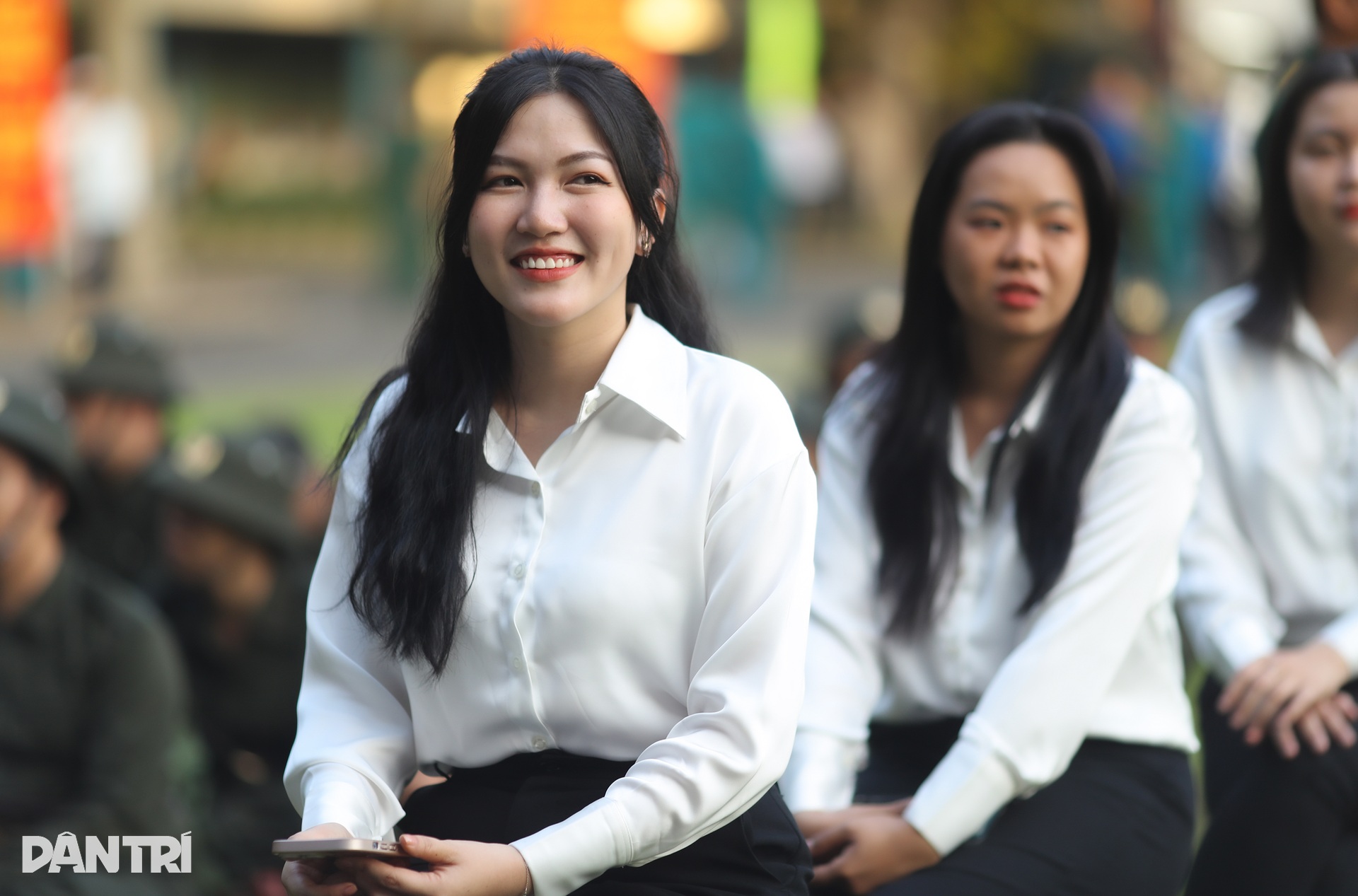 Những cái ôm, nụ hôn tạm biệt thanh niên ở TPHCM lên đường nhập ngũ - 6 Những cái ôm, nụ hôn tạm biệt thanh niên ở TPHCM lên đường nhập ngũ - 6