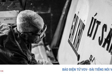 Cụ ông gần 40 năm vẽ bảng hiệu quảng cáo bằng tay giữa Sài Gòn