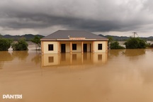 Lũ đục ngầu bao vây tứ bề nhiều khu dân cư ở Nghệ An