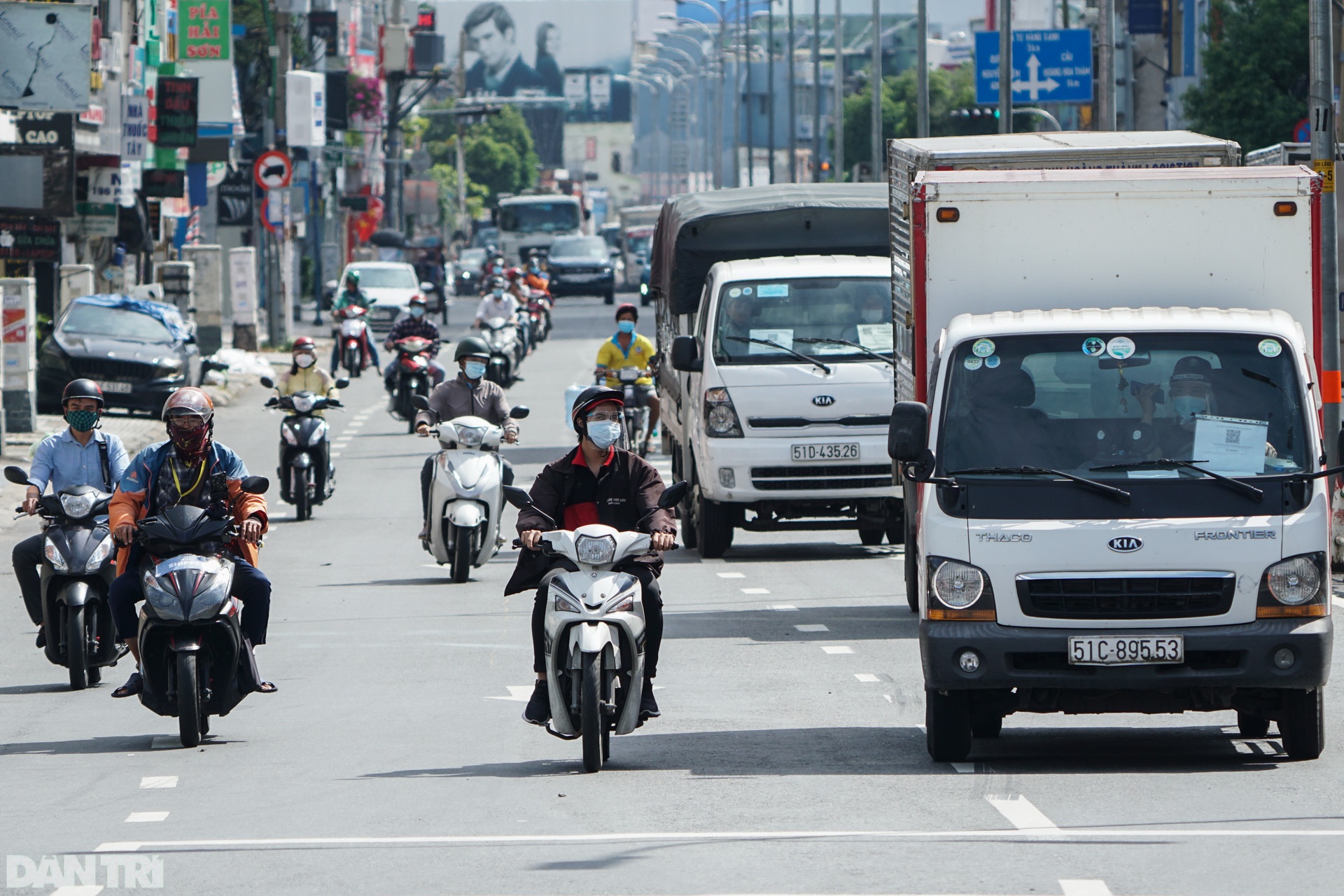 Xe cứu thương vất vả len lỏi trên đường đông đúc phương tiện ở TPHCM - 13