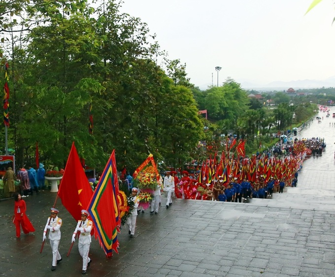 Đoàn dâng hương khởi hành từ sân trung tâm lễ hội qua Nghi môn, đền Hạ, đền Trung lên đền Thượng
