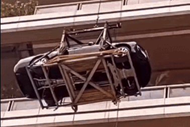 Tỷ phú Trung Quốc "chơi trội" khi cẩu Rolls-Royce lên căn hộ trên tầng 44