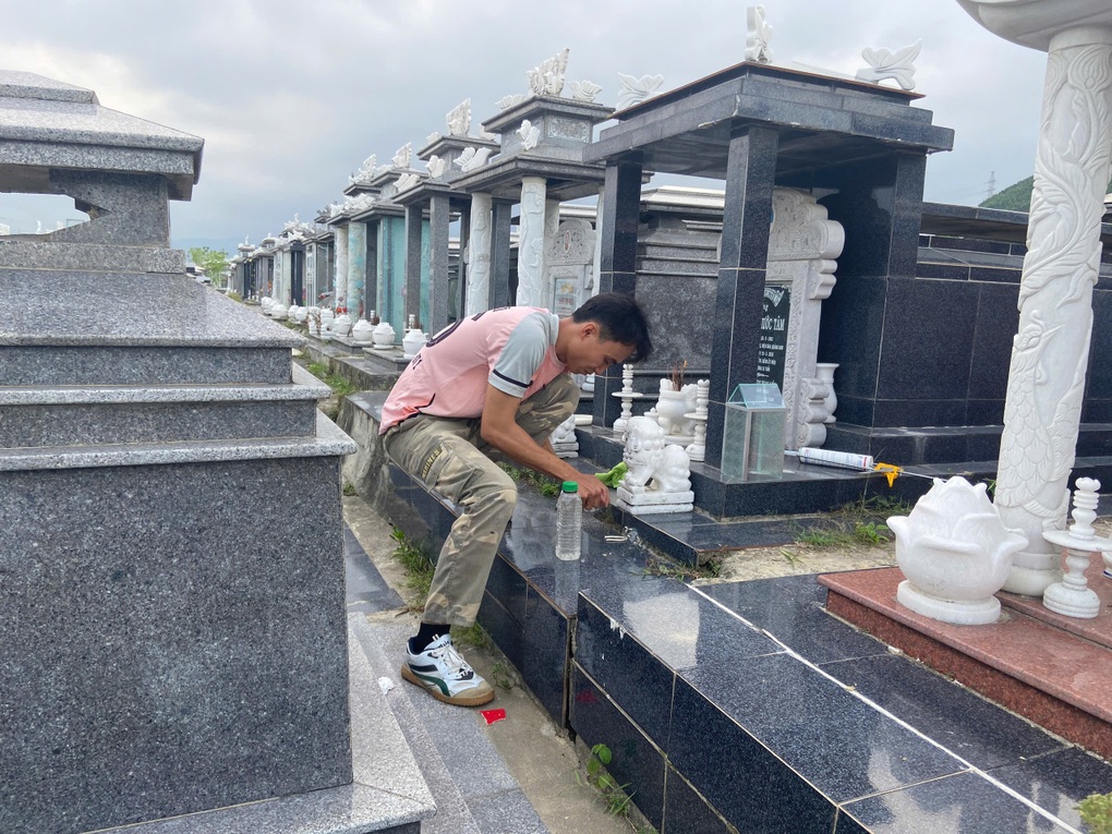 Điều bất ngờ khiến chàng trai 10X chọn nghề chăm sóc người âm - 1 Điều bất ngờ khiến chàng trai 10X chọn nghề chăm sóc người âm - 1