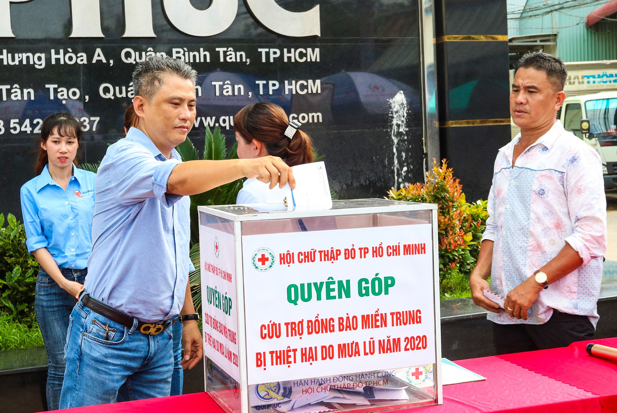 Trắng đêm gói bánh gửi đồng bào miền Trung ruột thịt - 16 Trắng đêm gói bánh gửi đồng bào miền Trung ruột thịt - 16