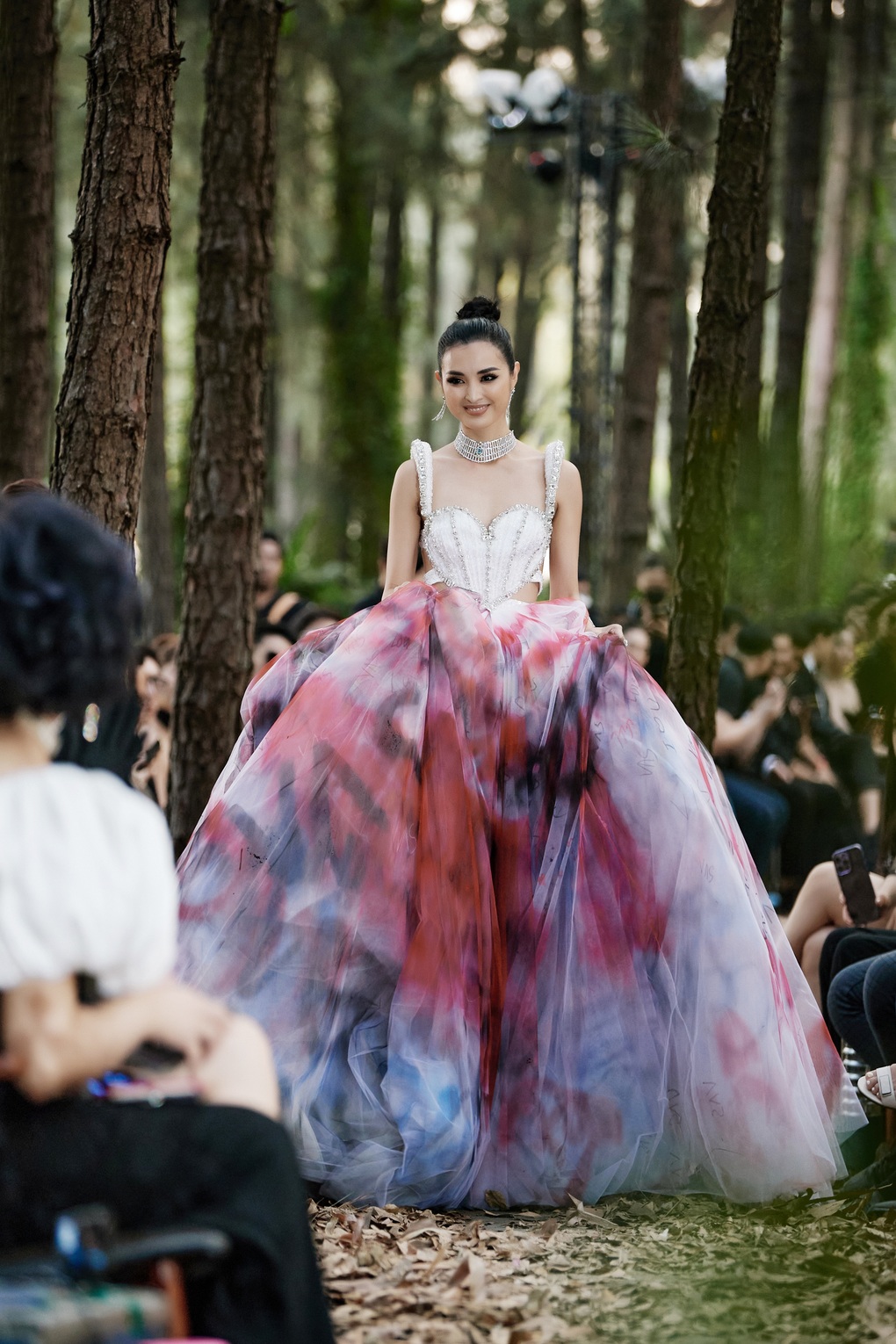 Denis Đặng catwalk chuyên nghiệp, biến hóa ấn tượng - 12 Denis Đặng catwalk chuyên nghiệp, biến hóa ấn tượng - 12