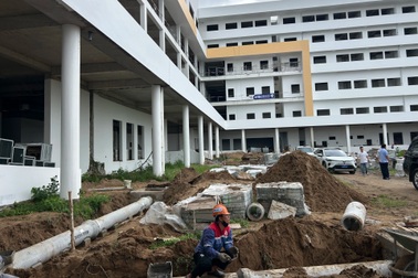 Bệnh viện Ung bướu Cần Thơ 2.000 tỷ: Máy xạ trị thứ 2 vẫn “mắc kẹt”