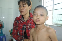 Bị vẹo cột sống, bé trai 10 tuổi có nguy cơ yếu hai chân, ngồi không được