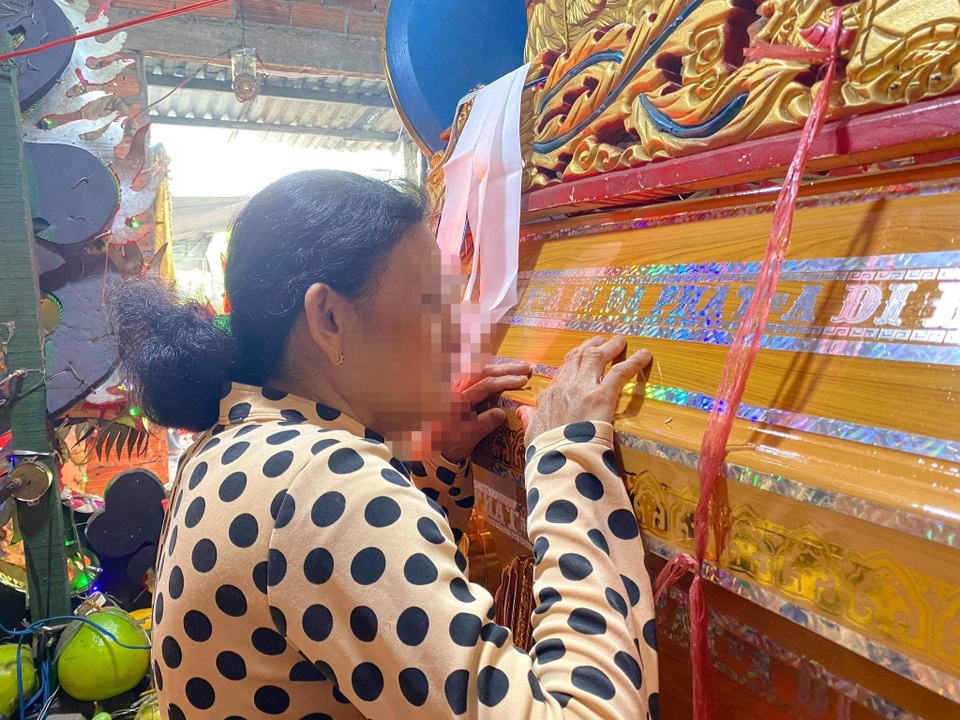 Bé gái tử vong nghi do dùng kềm bấm móng tay cắt dây điện quạt máy - 3 Bé gái tử vong nghi do dùng kềm bấm móng tay cắt dây điện quạt máy - 3