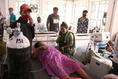 Sau nấm đen, trắng, Ấn Độ "lo sốt vó" bệnh mới trên người mắc Covid-19