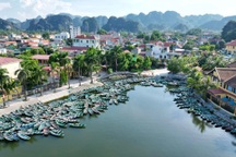 Tam Cốc đóng cửa: Khách vắng bóng, thuyền nằm "phơi mình" trên sông
