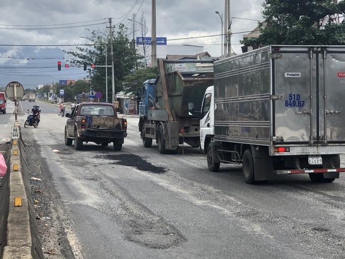 Được biết, gói thầu này có chiều dài 31,27km (từ km 791A+500 đến km 848+875) với quy mô bốn làn xe cơ giới, hai làn xe hỗn hợp với tổng mức đầu tư hơn 2.209 tỷ đồng và được khởi công từ tháng 8/2013, hoàn thành cơ bản vào tháng 8/2015.
