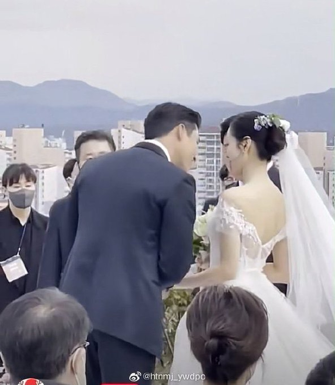 Lịm tim trước khoảnh khắc Hyun Bin say đắm nhìn bà xã Son Ye Jin - 2 Lịm tim trước khoảnh khắc Hyun Bin say đắm nhìn bà xã Son Ye Jin - 2