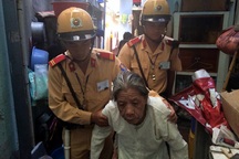 Hà Nội: CSGT "giải cứu" cụ bà đi lạc giữa trời nắng nóng