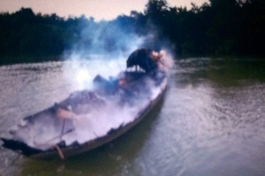 Nổ ghe bán tạp hóa, hai người bỏng nặng