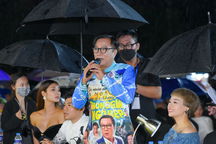 NSND Trọng Trinh cùng Hoàng Thùy đội mưa chấm thi mẫu nhí