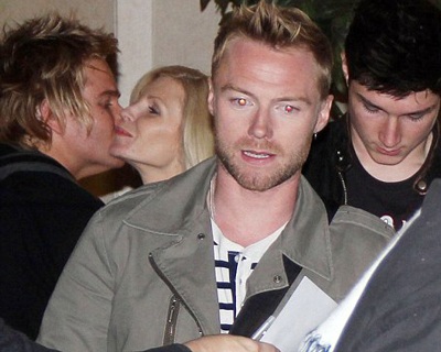 Vợ Ronan Keating ôm hôn trai trẻ sau lưng chồng
