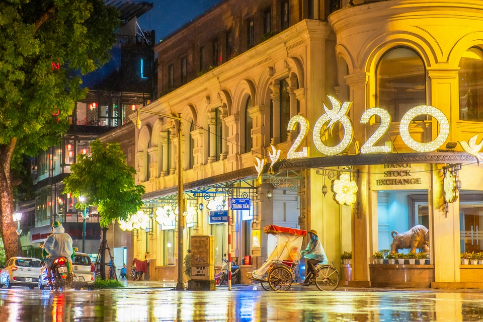 Ngắm Hà Nội lãng mạn trong mưa qua bộ ảnh của cặp đôi trẻ - 12 Ngắm Hà Nội lãng mạn trong mưa qua bộ ảnh của cặp đôi trẻ - 12