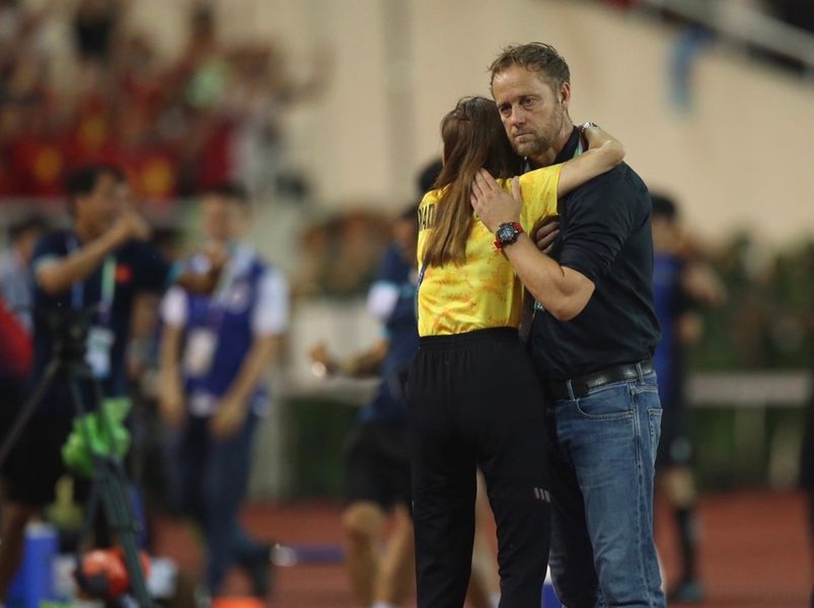 Người đàn bà thép Thái Lan rơi lệ, đau đớn xin lỗi người hâm mộ - 1 Người đàn bà thép Thái Lan rơi lệ, đau đớn xin lỗi người hâm mộ - 1