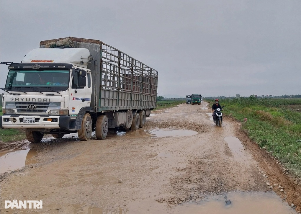Đường liên tỉnh chi chít ổ voi, ô tô dò dẫm bò qua - 2