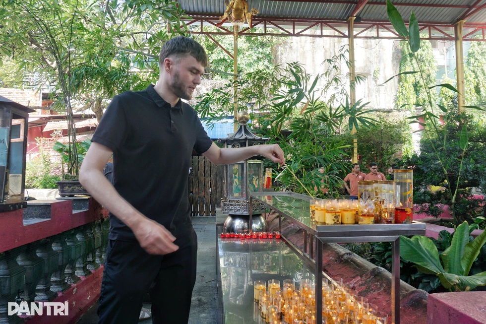 Khách Tây ra chợ đóng guốc, đi chùa cầu con linh thiêng nhất ở TPHCM - 2