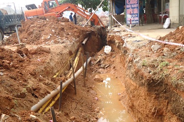 Nữ công nhân chết dưới mương thoát nước đang thi công