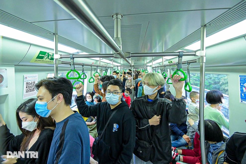 Choáng cảnh chen chân trên tàu Cát Linh - Hà Đông trong ngày cuối miễn phí - 4 Choáng cảnh chen chân trên tàu Cát Linh - Hà Đông trong ngày cuối miễn phí - 4