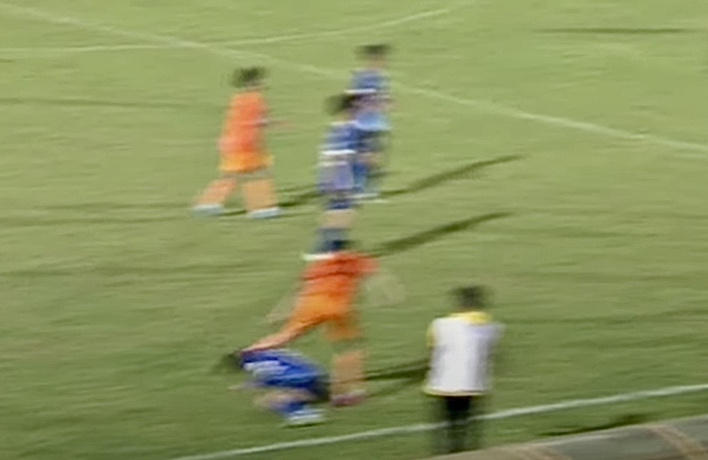 Tuyển thủ U20 Việt Nam gây phẫn nộ khi đạp vào đầu đối thủ - 1 Tuyển thủ U20 Việt Nam gây phẫn nộ khi đạp vào đầu đối thủ - 1