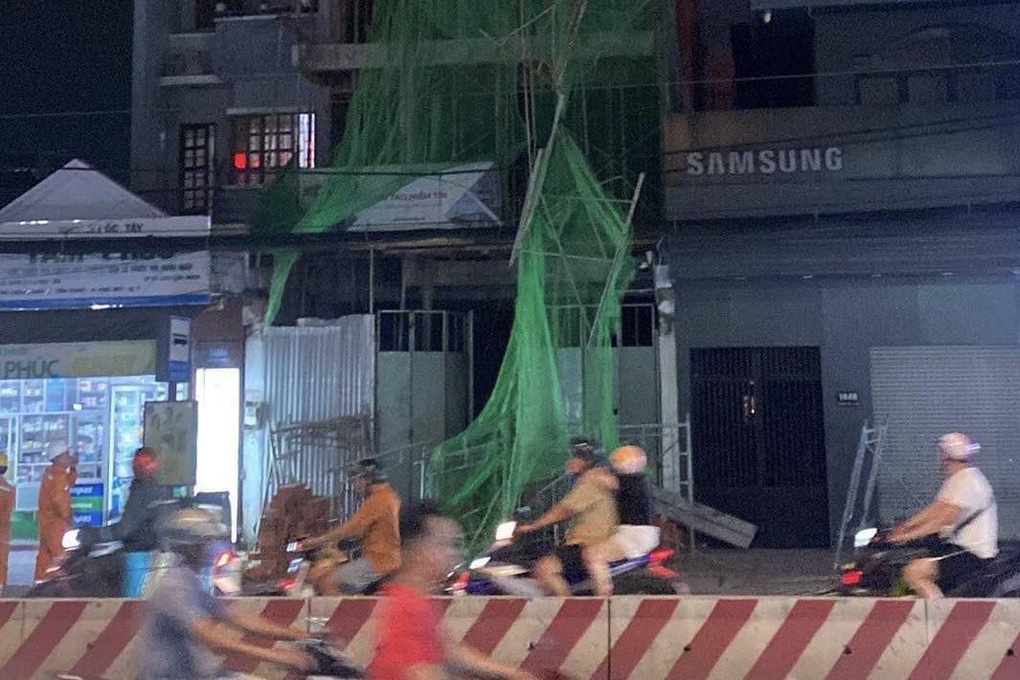Sập giàn giáo ở TPHCM, nhiều người may mắn thoát nạn - 1 Sập giàn giáo ở TPHCM, nhiều người may mắn thoát nạn - 1