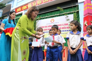 Quảng Trị: Trao 50 suất học bổng đến học sinh miền núi hiếu học