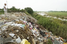 Sông Hồng "ngạt thở" vì phế thải xây dựng