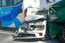 Ô tô con bị kẹp nát sau tai nạn liên hoàn giữa 4 xe trên cao tốc